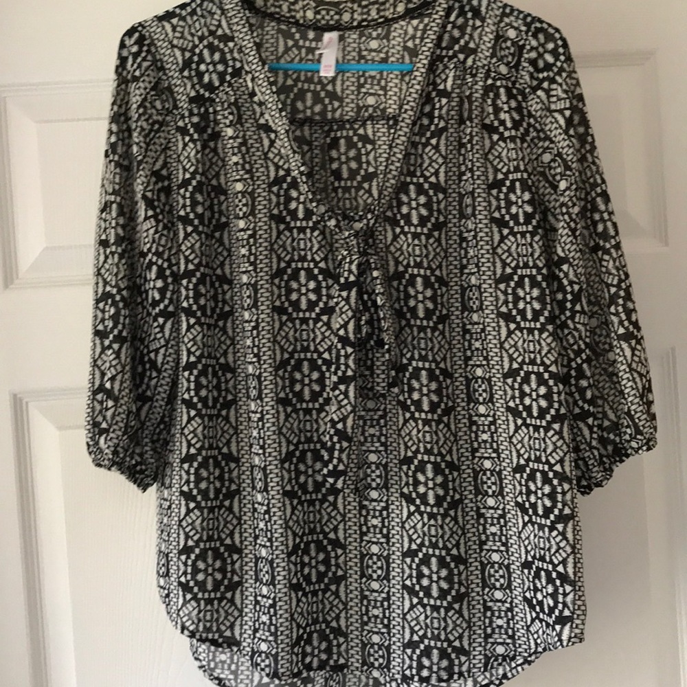 Women’s Black and White Top